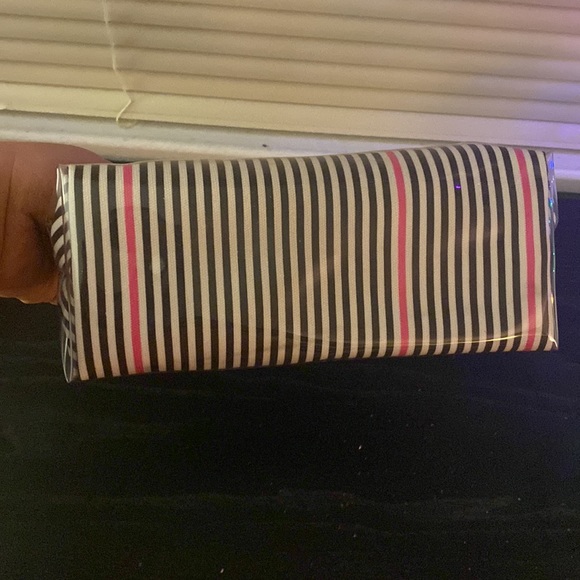 Victoria’s Secret make up bag NWOT. - Picture 7 of 11